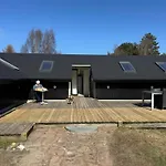 Large Near And Harbour Feriehus